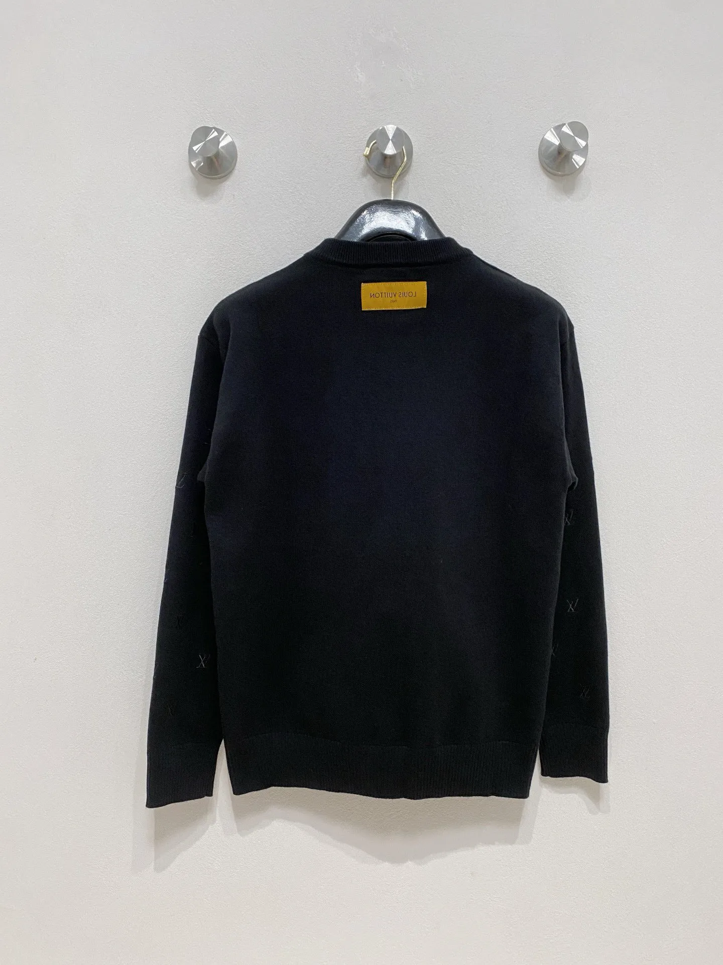 🅿️440 [LV Louis Vuitton] Autumn and winter classic lapel sweater, in full condition! ! ! Wool blended fabric, the latest model in 2025, golden ratio! ! Slim-fitting soft gold, versatile and practical item, the combination and practicality are extremely powerful, simple and elegant, and classy! To create your own style, it is highly recommended to buy it in two colors. The standard slim fit tailoring process is suitable for both young and old men. It is knitted from wool and will not cause any discomfort! While keeping warm, it is stylish, textured and wearable, and the classic logo with contrasting colors on the chest feels in place! ! Recommended for regular customers! ! Size M-3XL (maximum wear: 190 pounds)